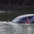 Affonda in auto nel lago col suo cane tre persone li salvano 4