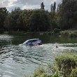 Affonda in auto nel lago col suo cane tre persone li salvano 3
