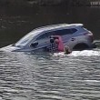 Affonda in auto nel lago col suo cane tre persone li salvano