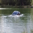 Affonda in auto nel lago col suo cane tre persone li salvano 10