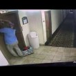 Cane incastrato con guinzaglio nell'ascensore, direttore albergo lo salva 6