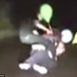 Clown prova a spaventare auto picchiato con mazza da baseball3