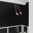 Donna cade dal 14esimo piano FOTO choc delle gambe a penzoloni