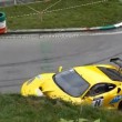 Ferrari contro muretto praticamente da ferma incredibile incidente in salita