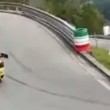 Ferrari contro muretto praticamente da ferma incredibile incidente in salita 2