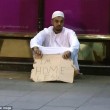 Finto homeless musulmano vestito con abiti tradizionali