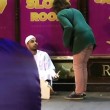 Finto homeless musulmano vestito con abiti tradizionali4