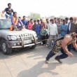 Iron Man d'India solleva moto su testa e si fa schiacciare da auto5