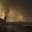 Isis brucia pozzi petrolio a Mosul5