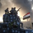 Isis brucia pozzi petrolio a Mosul3