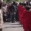 Isis, segno nero su testa prigionieri con bomboletta spray4