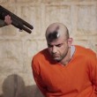 Isis, segno nero su testa prigionieri con bomboletta spray2