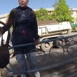 Kiev, abbandona moto in mezzo alla strada ed insegue scippatore 3