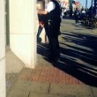Londra, poliziotto trascina tredicenne per i capelli7