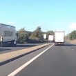 Migranti scendono di nascosto dal camion in un'autostrada britannica3
