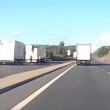 Migranti scendono di nascosto dal camion in un'autostrada britannica2
