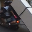 Napoli, trasportano frigorifero con lo scooter3