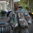 New York, indossa la spazzatura che ha prodotto nelle ultime due settimane