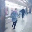 Picchia asatico nella metro di Londra: donna insegue aggressore4
