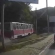 Piede incastrato nel tram viene trascinato per 500 metri2