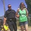 Poliziotto palpa la donna che sta arrestando8