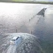 Prova ad attraversare fiume con auto e resta bloccato VIDEO drone