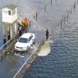Prova ad attraversare fiume con auto e resta bloccato VIDEO drone4