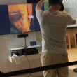 Prova gioco realtà virtuale: si lancia a terra di faccia nel negozio2