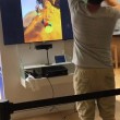 Prova gioco realtà virtuale: si lancia a terra di faccia nel negozio
