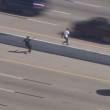Uomo in fuga attraversa autostrada3