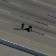 Uomo in fuga attraversa autostrada