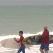 Uragano Matthew, papà e figlio se ne fregano dell'allerta e vanno a fare kite surf