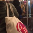YOUTUBE Boston, fumo nella metropolitana: passeggeri sfondano finestrini10