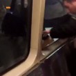 YOUTUBE Boston, fumo nella metropolitana: passeggeri sfondano finestrini09
