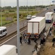 Calais, migrante blocca strada: automobilista lo investe