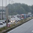 Calais, migrante blocca strada: automobilista lo investe2