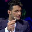 Intervistato da Costanzo, Fabrizio Corona si è tolto davanti alle telecamere la placca di denti finti