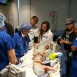 Christian e Nicole McDonald in sala operatoria con i gemelli prima della operazione