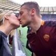 Bacio all'Olimpico tra Ilary Blasi e Francesco Totti (foto Ansa)