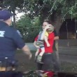 VIDEO YOUTUBE Bimbo 3 anni non respira più, poliziotto lo salva così FOTO