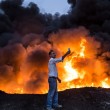 Mosul, scatta selfie accanto alle fiamme provocate da esplosione 2