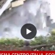 YOUTUBE Visso, casa crolla in diretta durante scosse di assestamento