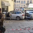 Firenze, anziano investe padre e figlio di 20 mesi in bici e si schianta contro auto