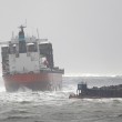 Nave in secca nella tempesta nella Manica, elicotteri portano in salvo 23 marinai 01