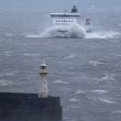 Nave in secca nella tempesta nella Manica, elicotteri portano in salvo 23 marinai 03
