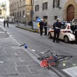 Firenze, anziano investe padre e figlio di 20 mesi in bici e si schianta contro auto 4