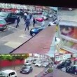 Birmingham, bande rivali si picchiano in strada con mazze e machete4