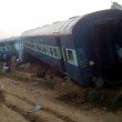 India, deraglia un treno: più di 90 morti, almeno 150 feriti 01