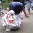 Corsa nei sacchi è estrema bambini indossano casco da motociclista e cadono a terra3