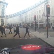 Decine ciclisti passano col rosso a Londra pedoni vengono schivati4